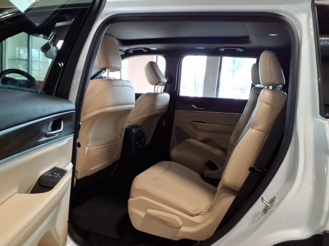 Used 2023 Jeep Grand Cherokee L Limited AWD/4WD image 19