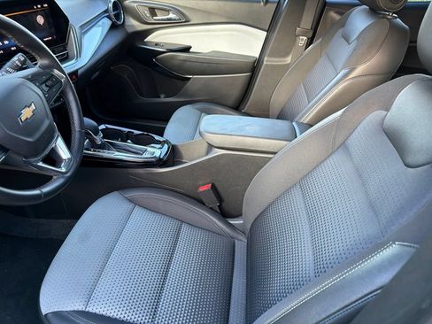 Used 2025 Chevrolet Trax LT w/ LT Convenience Package FWD image 5