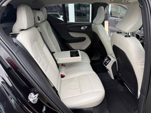 Used 2023 Volvo XC40 B5 Plus image 15