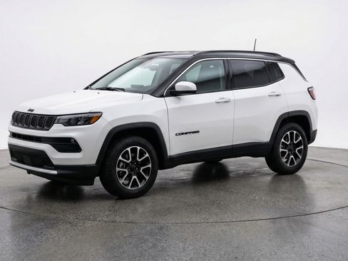 Used 2025 Jeep Compass Trailhawk image 3