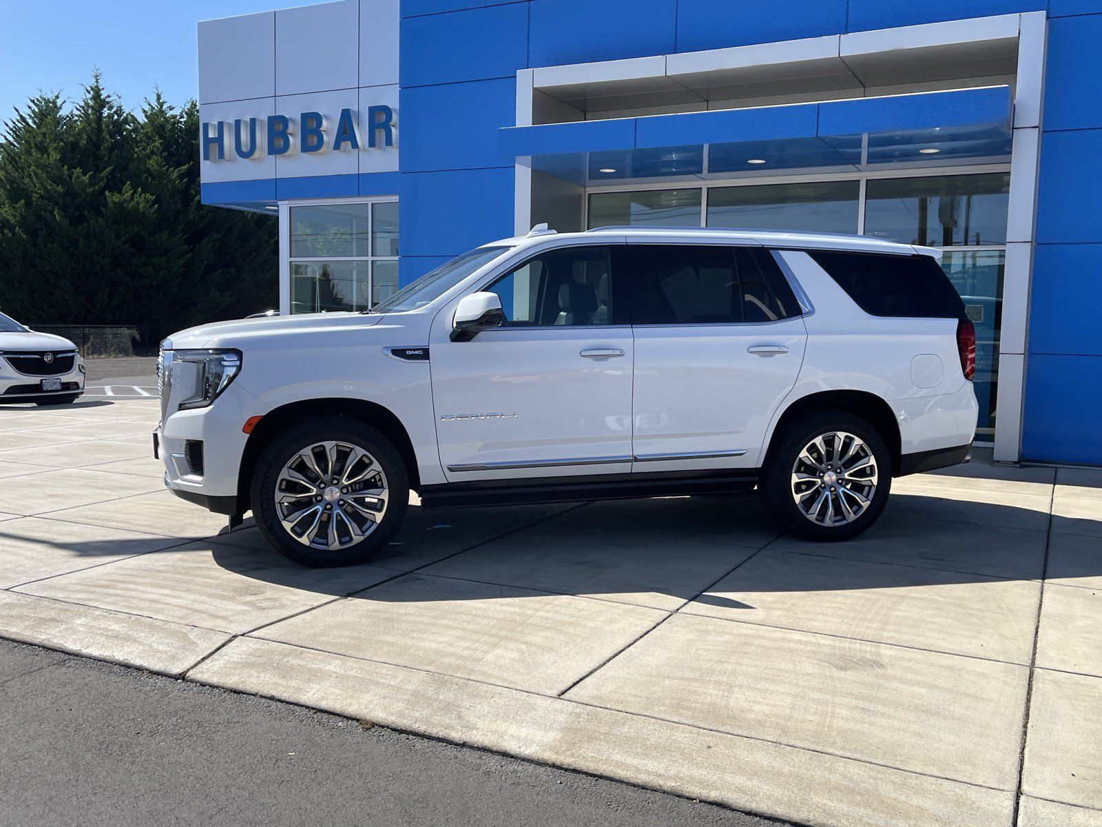 Used 2021 GMC Yukon Denali w/ Denali Premium Package AWD/4WD image 2