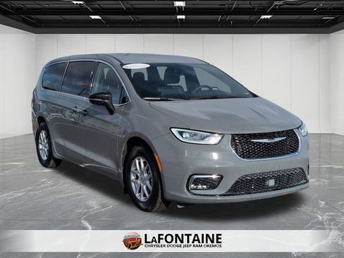 Certified 2025 Chrysler Pacifica Select image 7