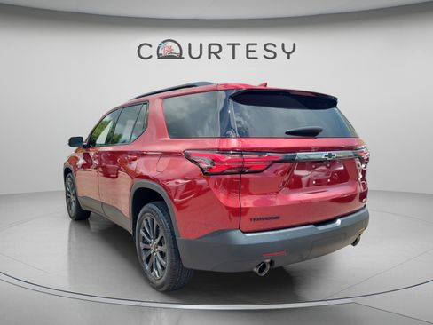 Used 2023 Chevrolet Traverse RS FWD image 2