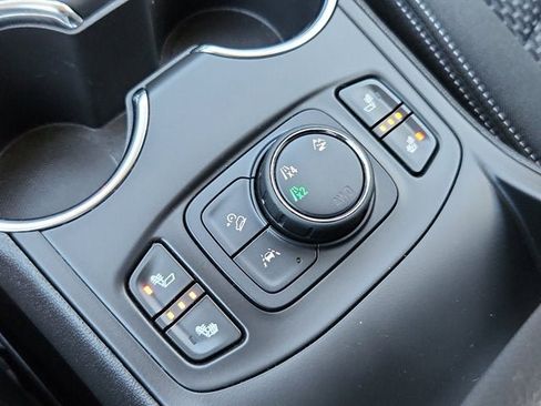 Used 2024 GMC Terrain SLE w/ Driver Convenience Package image 21