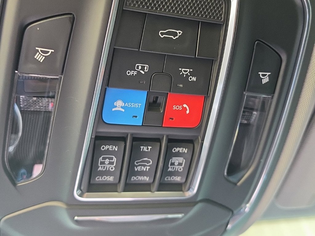 Used 2022 Jeep Grand Cherokee L Limited w/ Black Appearance Package AWD/4WD image 11