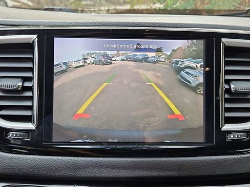 Used 2022 Chrysler Pacifica Touring-L image 18