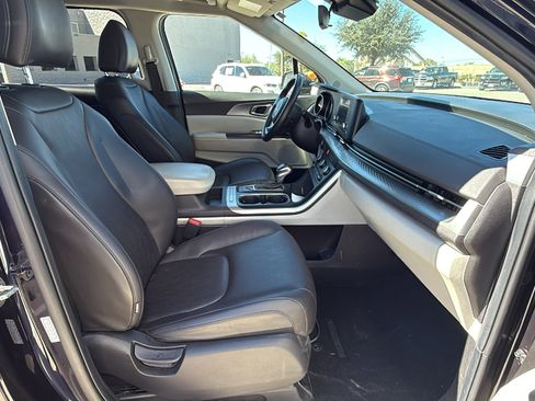 Used 2024 Kia Carnival LX image 29