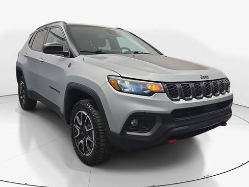Used 2024 Jeep Compass Trailhawk AWD/4WD image 3