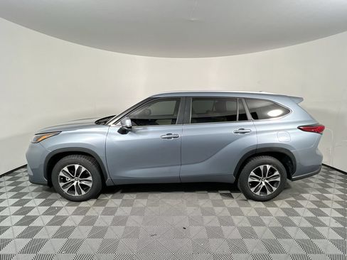 Used 2023 Toyota Highlander XLE FWD image 6