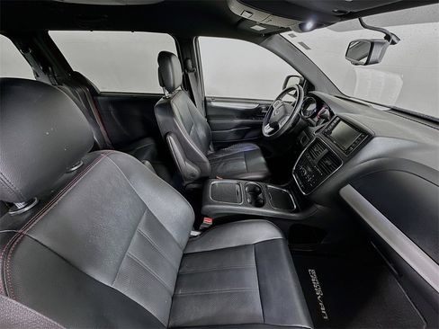 Used 2017 Dodge Grand Caravan GT image 28
