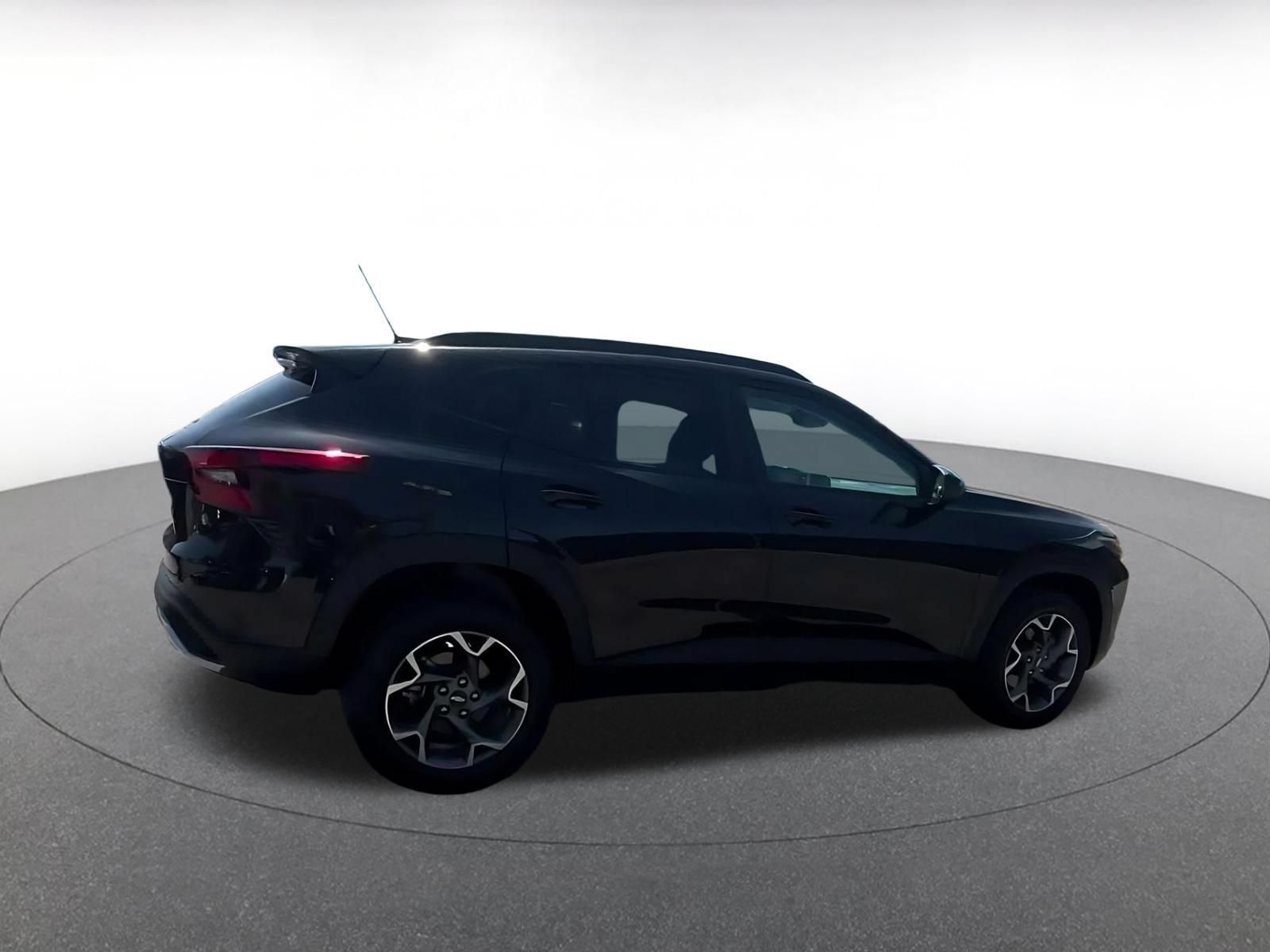 Used 2025 Chevrolet Trax LT FWD image 13