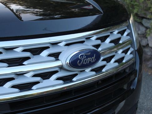 Used 2018 Ford Explorer XLT w/ Equipment Group 202A image 38