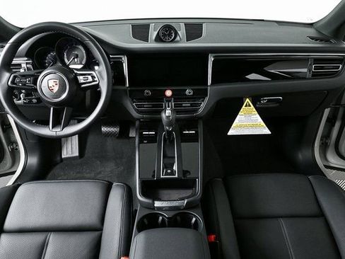 Certified 2025 Porsche Macan image 17