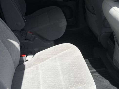 Used 2019 Toyota Sienna LE image 5