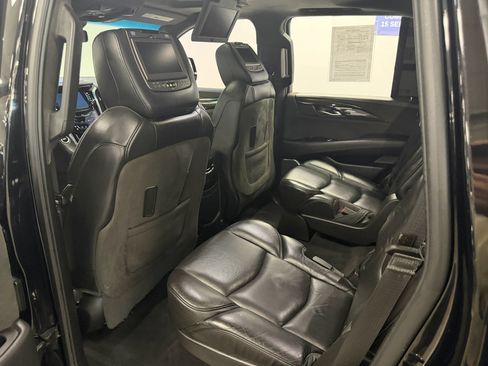 Used 2018 Cadillac Escalade Platinum RWD image 17