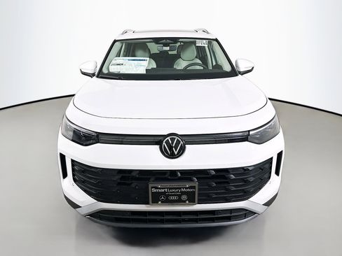 Used 2025 Volkswagen Tiguan SE image 2