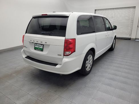 Used 2018 Dodge Grand Caravan SE w/ UConnect Hands-Free Group FWD image 9