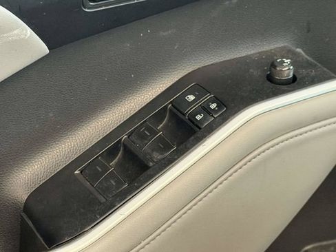 Used 2022 Toyota Highlander XLE AWD/4WD image 16