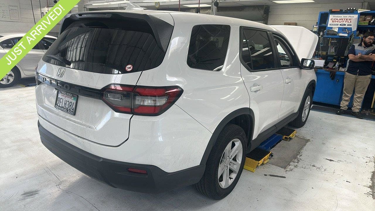 Used 2023 Honda Pilot LX image 1