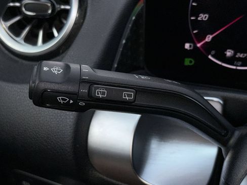 Used 2025 Mercedes-Benz GLB 250 image 10