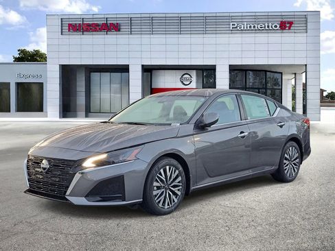 Used 2025 Nissan Altima 2.5 SV w/ SV Premium Package image 3