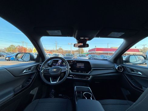 Used 2025 Chevrolet Equinox LT image 32