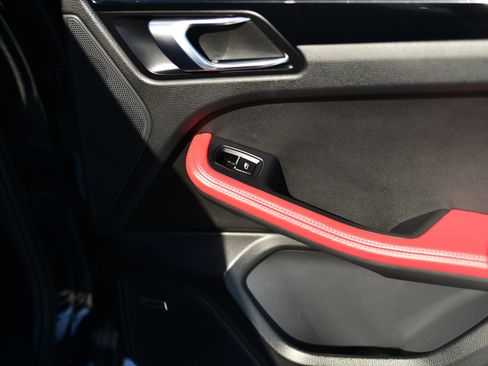 Used 2018 Porsche Macan S image 30