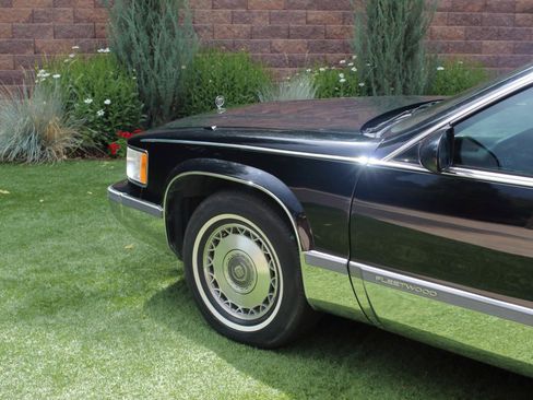 Used 1996 Cadillac Fleetwood Brougham RWD image 35