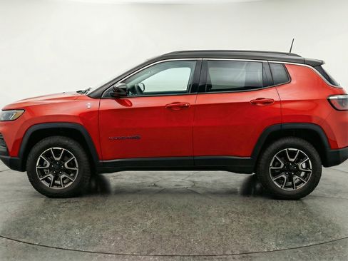 Used 2025 Jeep Compass Trailhawk image 5