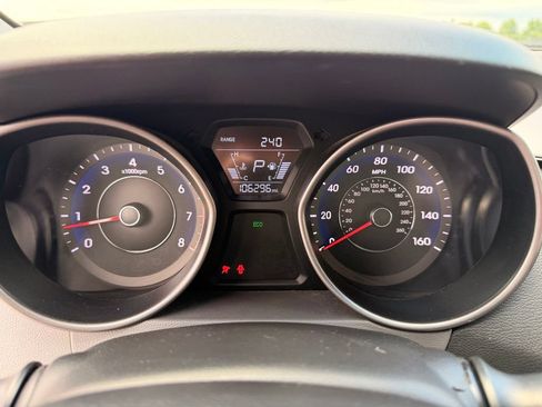 Used 2015 Hyundai Elantra SE FWD image 16