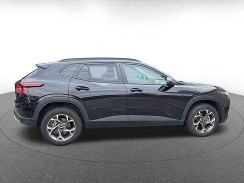 Used 2025 Chevrolet Trax LT FWD image 8