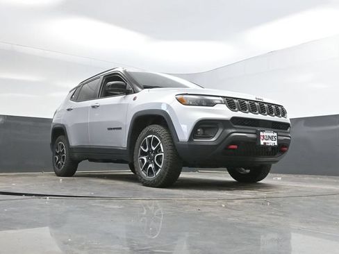 Used 2025 Jeep Compass Trailhawk AWD/4WD image 48