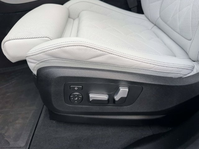 Used 2026 BMW X5 xDrive40i w/ M Sport Package AWD/4WD image 16