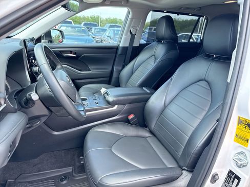 Used 2023 Toyota Highlander XLE FWD image 13