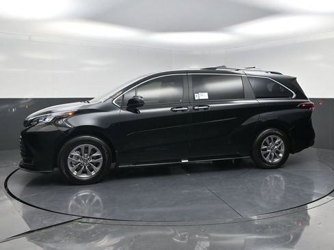 New 2026 Toyota Sienna XLE FWD image 3