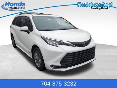 Used 2021 Toyota Sienna XLE image 1