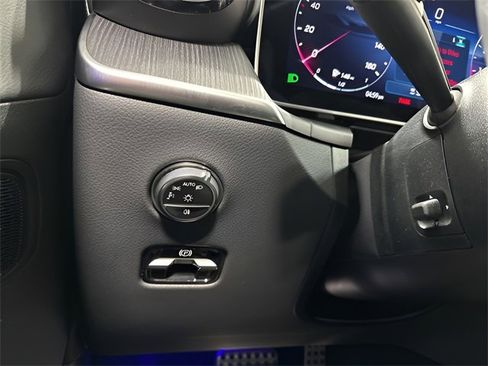 Used 2025 Mercedes-Benz GLC 300 4MATIC image 16