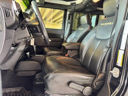 Used 2014 Jeep Wrangler Unlimited Sahara w/ Connectivity Group AWD/4WD image 14