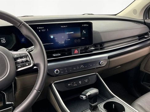 Used 2025 Kia Carnival image 6