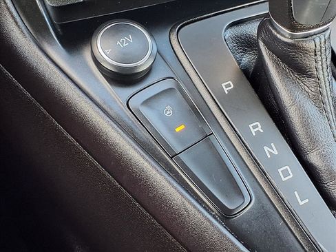 Used 2017 Ford Focus SE w/ Cold Weather Package image 9