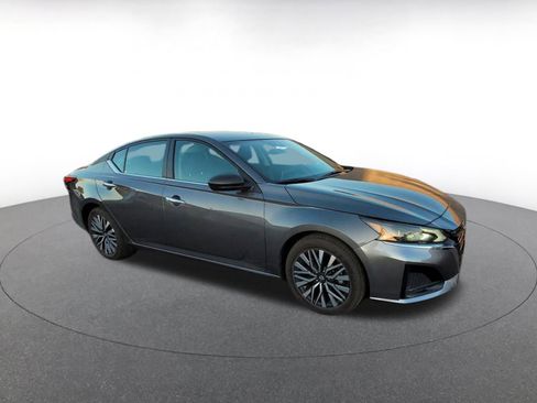 Used 2025 Nissan Altima 2.5 SV image 1