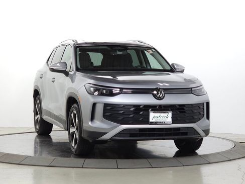 Used 2025 Volkswagen Tiguan SE AWD/4WD image 1