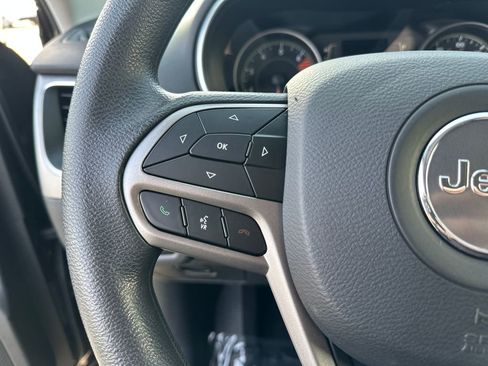 Used 2019 Jeep Cherokee Latitude w/ Popular Appearance Group FWD image 19