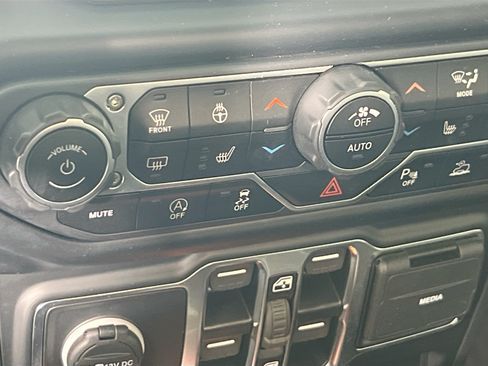 Used 2023 Jeep Gladiator Sport AWD/4WD image 19