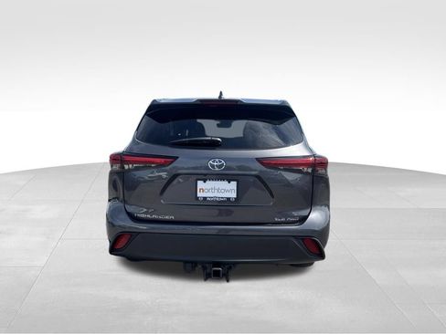 Used 2022 Toyota Highlander XLE AWD/4WD image 6
