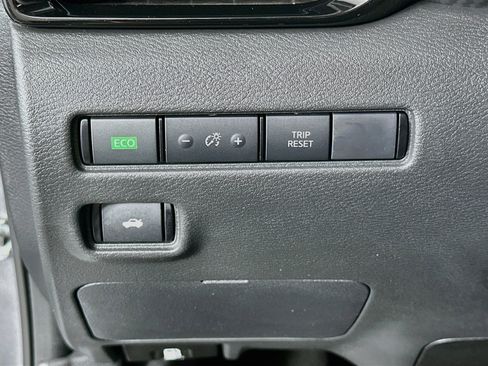 Used 2025 Nissan Sentra SV FWD image 16