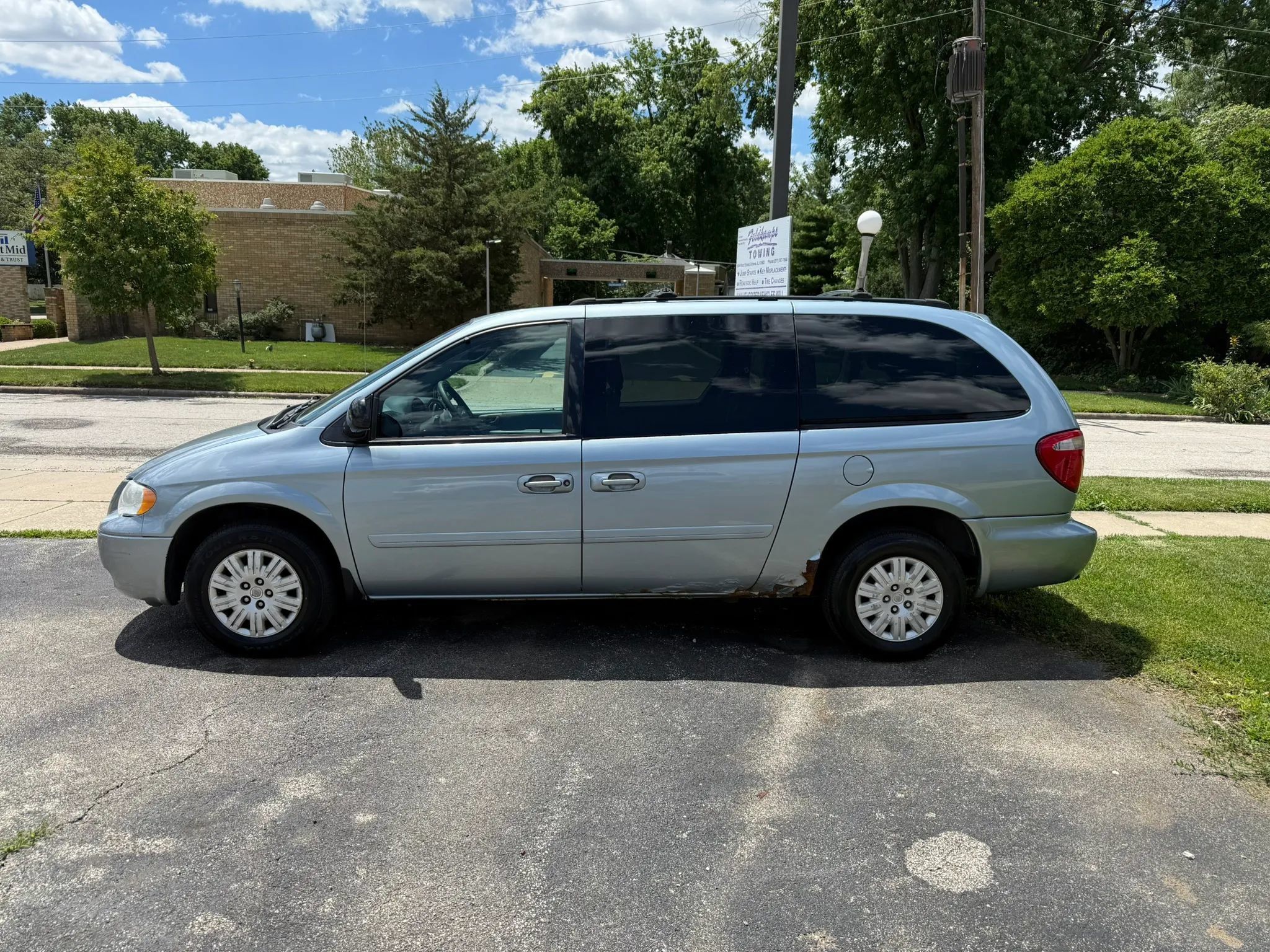 Used 2005 Chrysler Town & Country LX w/ Popular Equipment Group II FWD image 1
