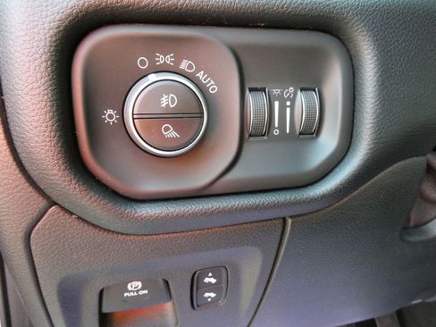 Used 2019 RAM 1500 Big Horn AWD/4WD image 25