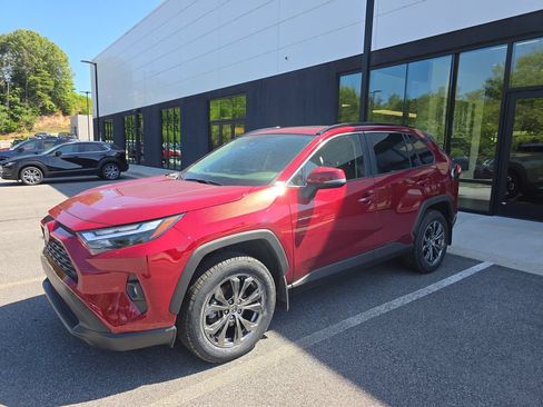 Used 2022 Toyota RAV4 XLE Premium AWD/4WD image 4