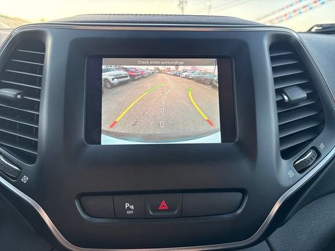 Used 2019 Jeep Cherokee Latitude Plus AWD/4WD image 15